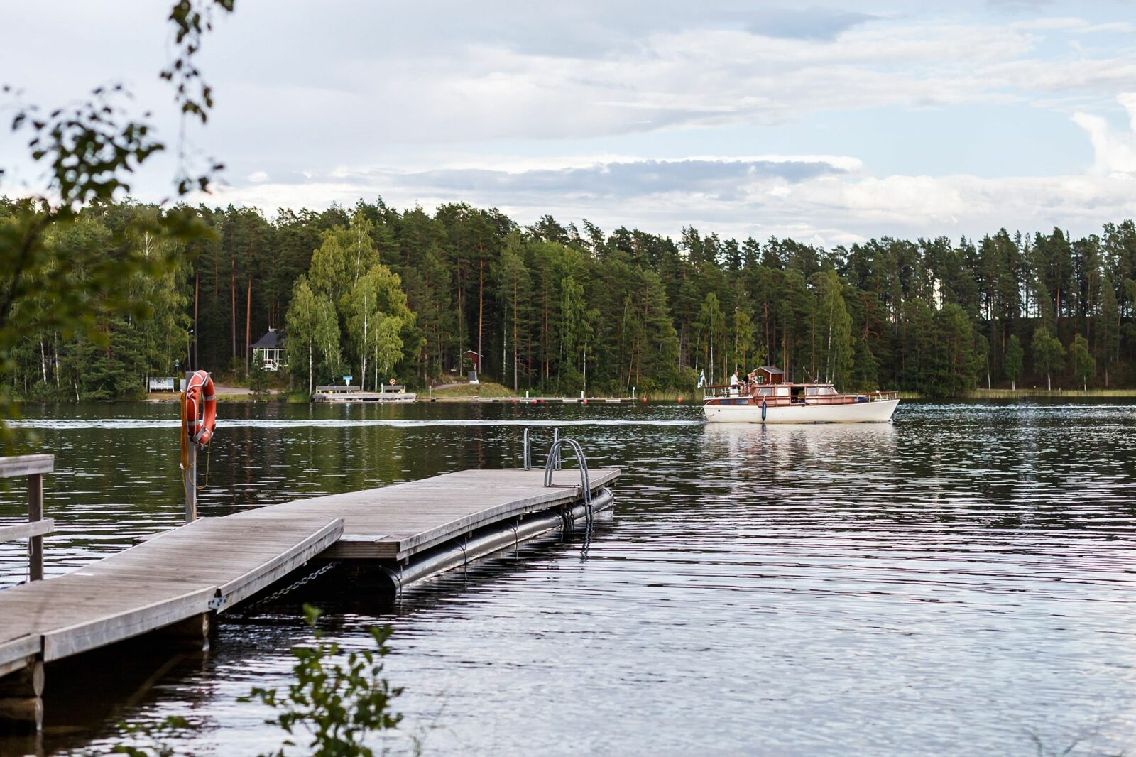 Etätoimisto keskellä kauneinta järvimaisemaa