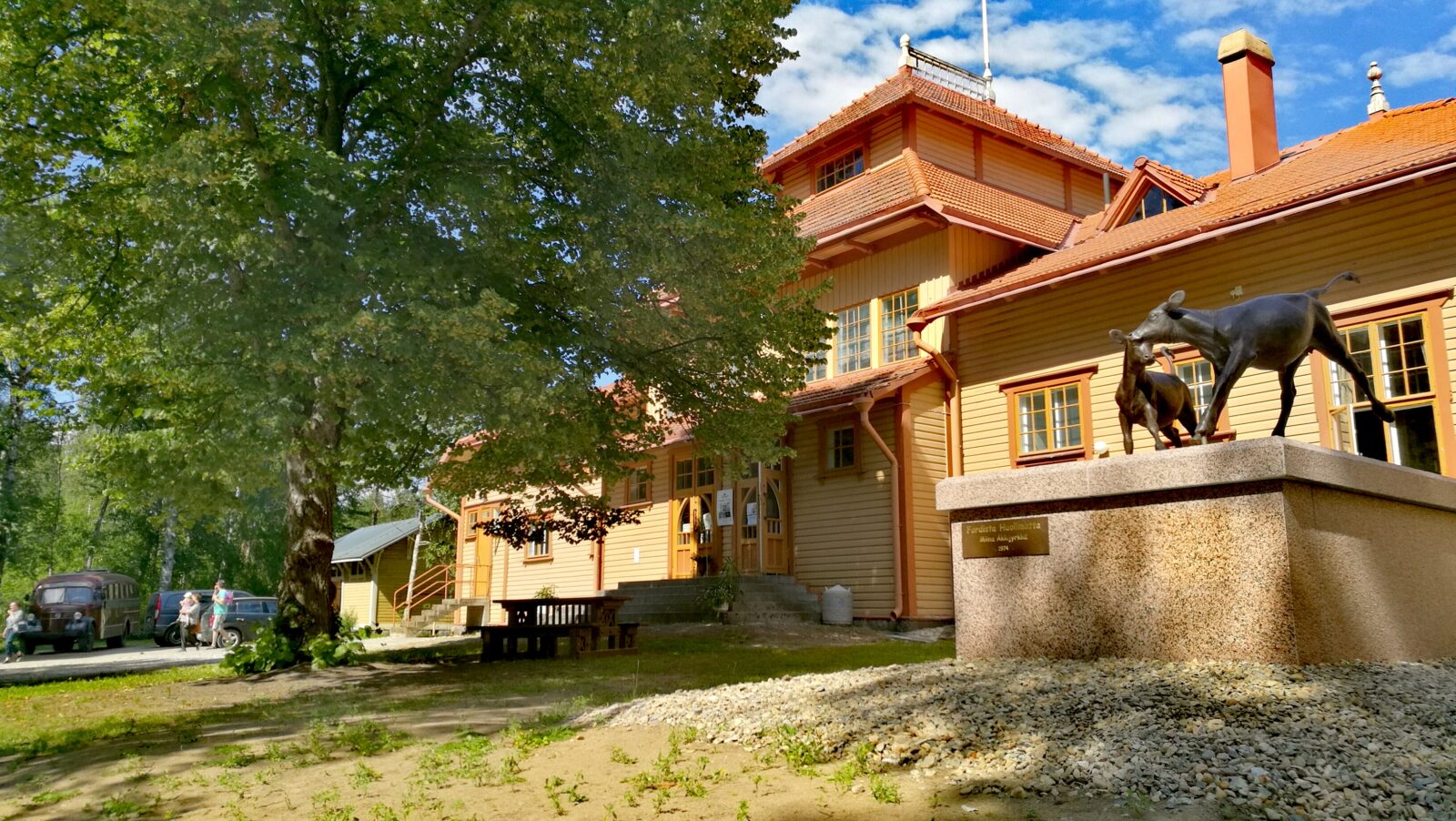 Aseman Taidelaituri Art Gallery | |Art Moments and an Autumn Brunch at the Old Railway Station | Punkaharju