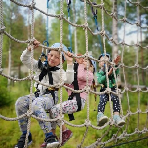 koysiseikkailupuisto-perheen-hurjapaille
